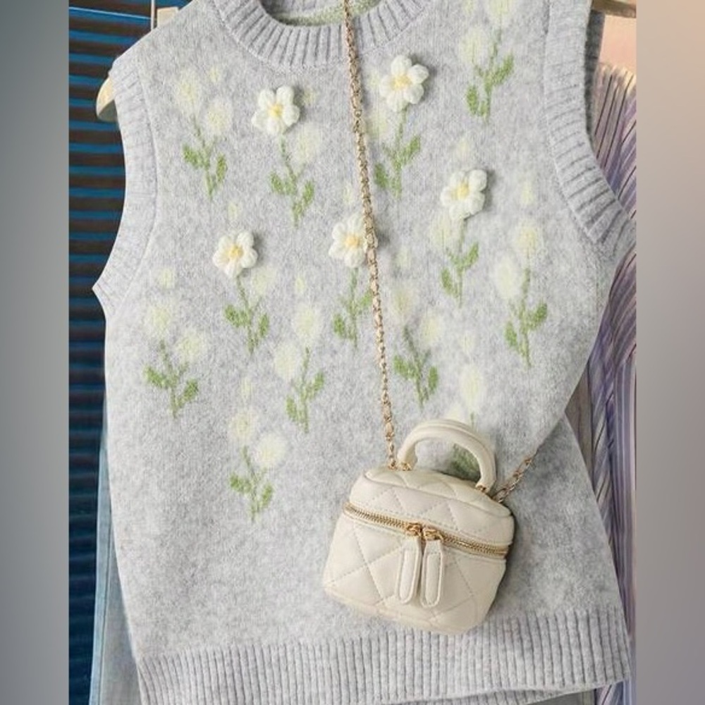 Gray Floral Knit Vest with Pale Yellow and White 3D Blooms: Size Large (8/10)